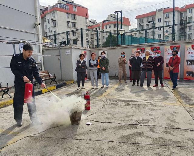 这些事项要注意，民警开展消防安全宣传活动