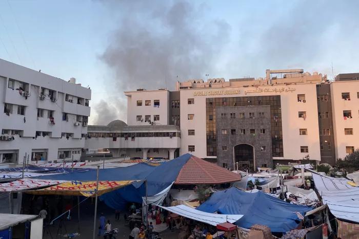 外媒：巴勒斯坦卫生部长谴责以军用白磷弹袭击加沙希法医院，“那是禁用的武器”