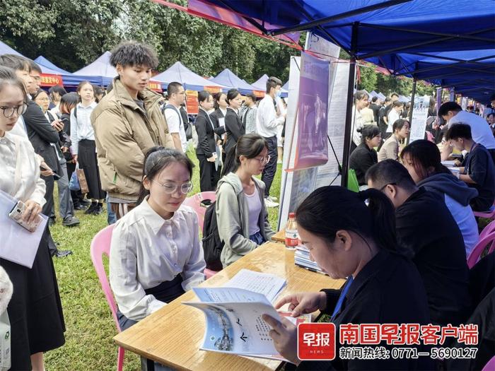 万名医学生竞争2.2万个岗位，有医院招护士最高要博士学位