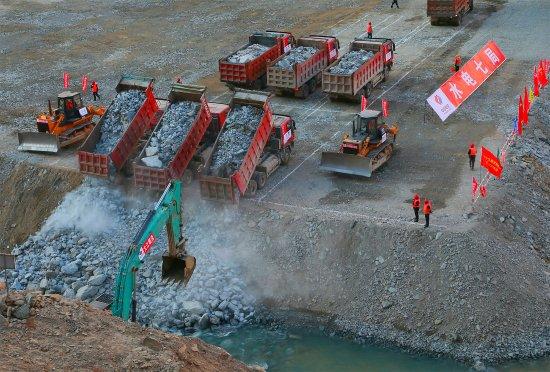 国内在建装机容量最大水电站实现大江截流