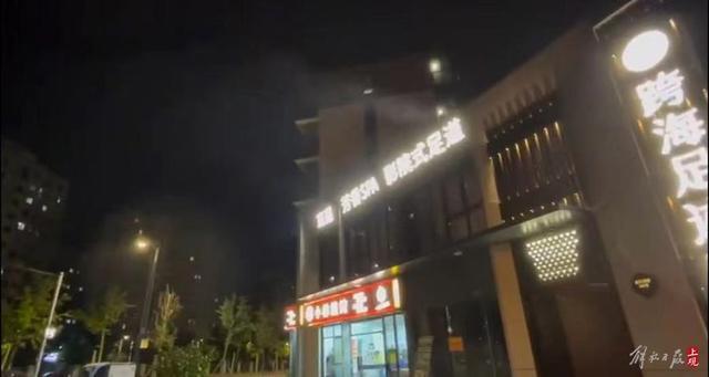 油烟扰民却双证齐全！闵行一小区居民楼下开出烧烤店，该拿它怎么办？