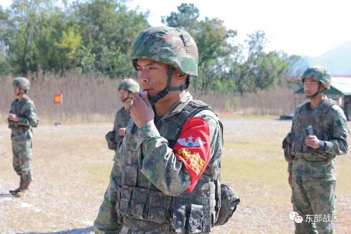 ▲指挥员下达射击命令。