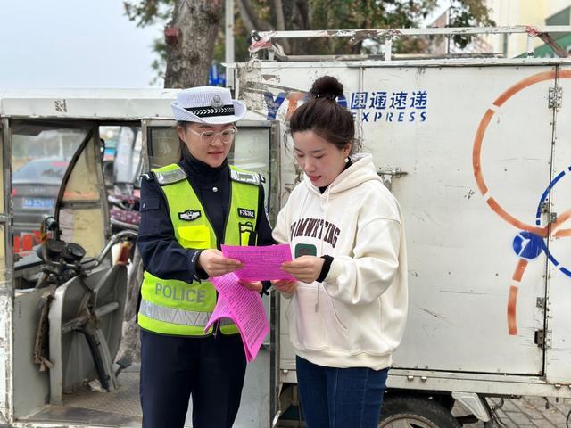 台儿庄交警大队到圆通快递开展“一盔一带”交通安全宣传活动