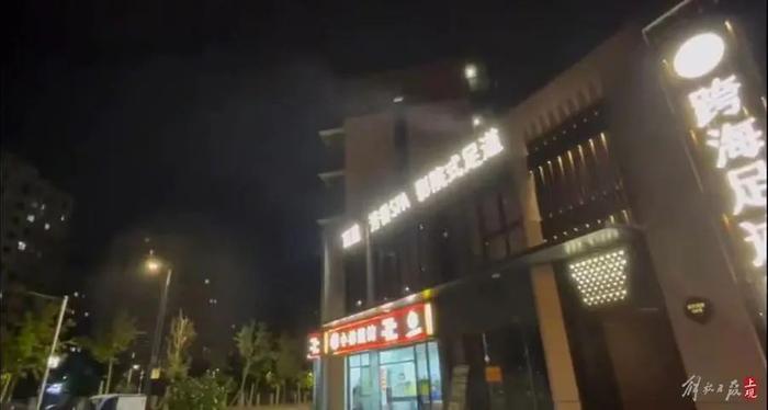 油烟扰民却双证齐全！闵行一小区居民楼下开出烧烤店，该拿它咋办？