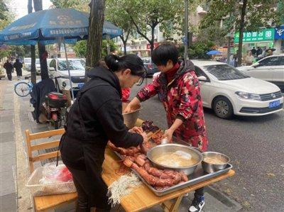 天气冷了 成都“香肠一条街”生意火了 价格低了 口味选择更多了