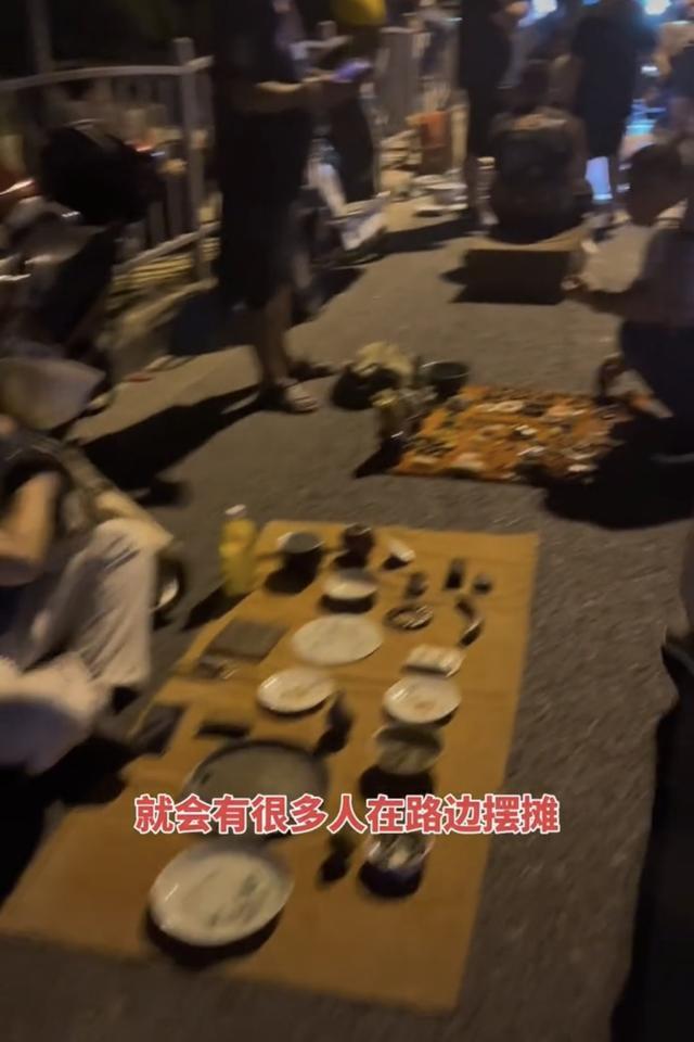 “鬼市”深夜扰民怎么办？宝山城管放“亮剑”！