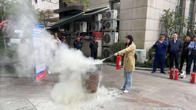 加强安全防范，静安警方组织物业开展消防宣传活动