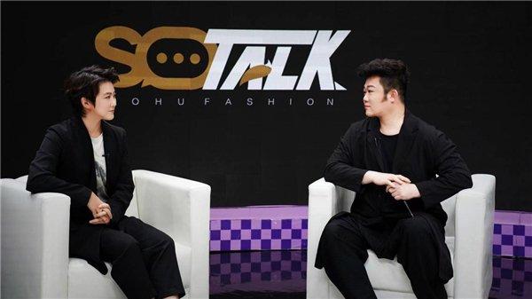 歌手刘力扬参加搜狐时尚《SOso TALKtalk》，与李东田畅聊新歌《还有我在》