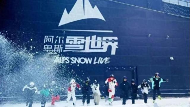 江苏太仓在紧挨着上海的省界上，新开一家滑雪场