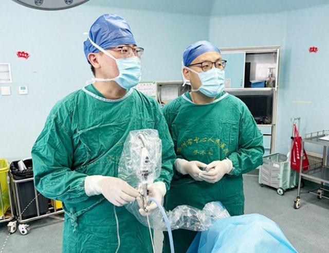 滕州市中心人民医院成功开展精囊镜碎石术