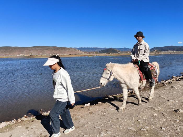 纳帕海景区旅游热度不减