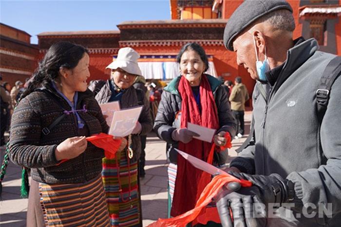 班禅在扎什伦布寺为信教群众摸顶赐福