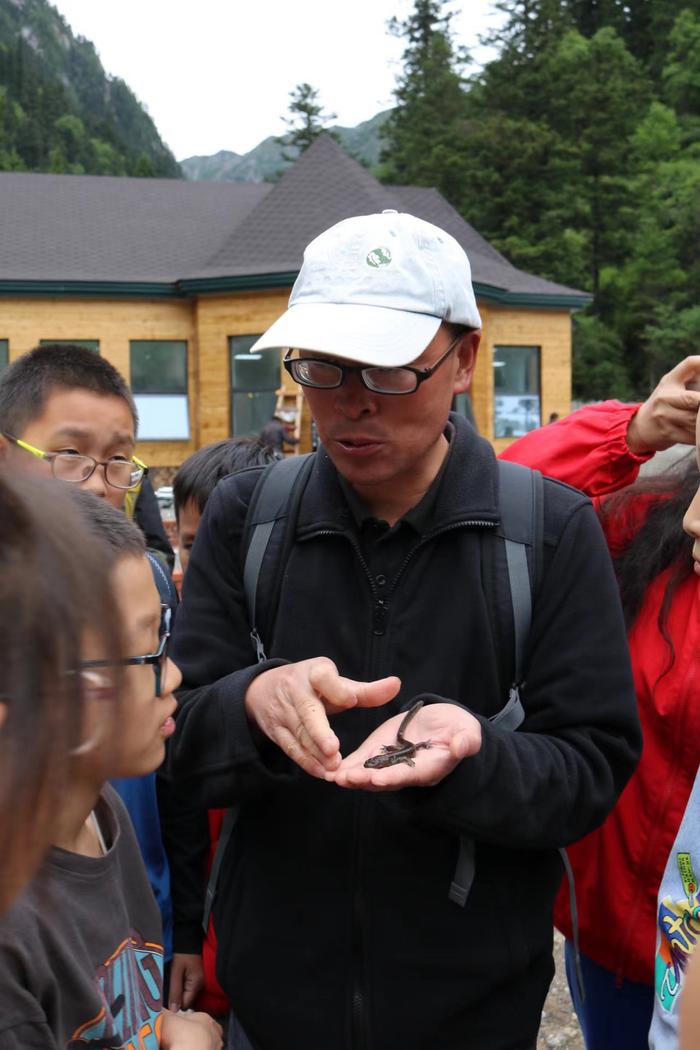 德耀巴蜀·善行四川丨梁春平：守护珍稀动植物27年 自然保护区里度过大半生