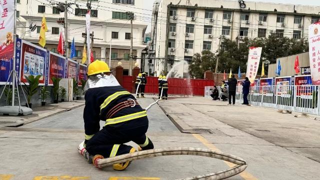 自防自救力量展示训练项目 北京百余处轨道交通建设施工现场开展消防安全宣传活动