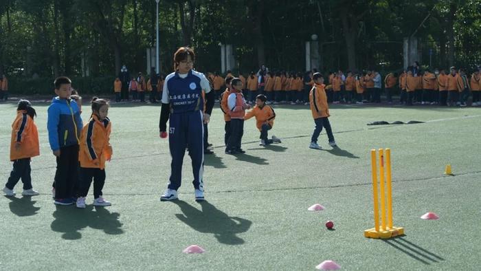 这项入奥新兴运动来沪推广 宝山学子与原国家队员“一起玩板球”