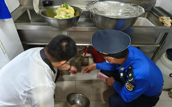 保障居民饮食安全，他们规范餐厨废弃油脂处置