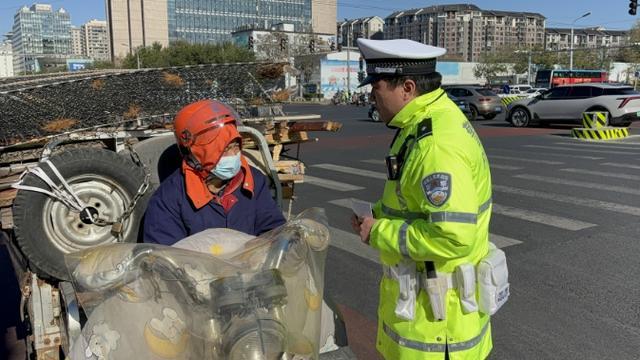 警探号丨北京违规电动三四轮车过渡期仅剩40多天 交管部门路口严查各类违法