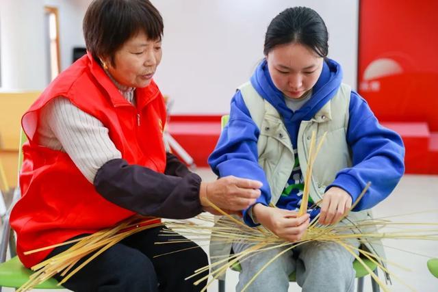 竹条在指尖跳动，一起来感受松江这门老手艺