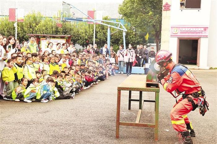 图为贵阳市花溪区第一实验幼儿园走进经开区消防救援大队金戈路消防救援站，听消防员讲消防知识。