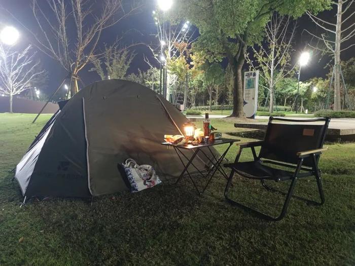 27岁小伙来上海找工作，竟在公园住了一个月帐篷！具体位置找到了，在这里为何可行？