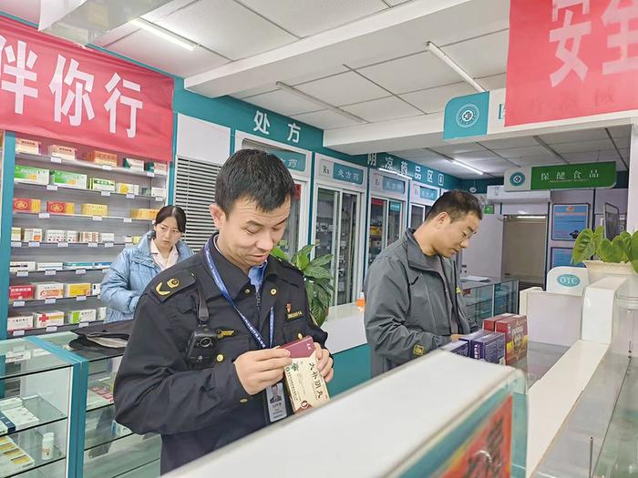 甘肃省华亭市市场监管局对该市药品专营店及农村诊所进行专项检查