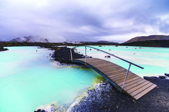 在冰岛蓝色潟湖泡温泉，正赶上地震