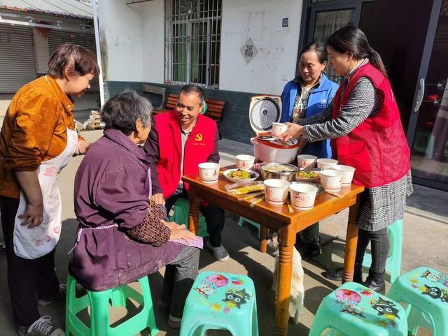 “爱心厨师”上门为老人做饭！彭州“爸妈食堂”又添“新业务”