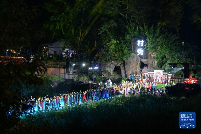 海南省五指山市民族时装“村秀”现场。新华社记者 蒲晓旭 摄