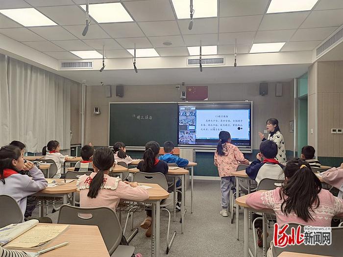 记者走基层 | 雄安史家胡同小学“双师课堂”现场：京雄小学生 同上一堂课