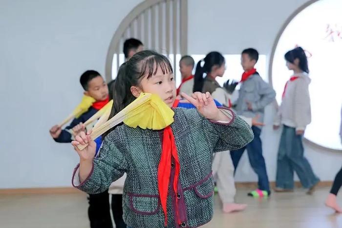 文艺志愿者点亮农村娃的艺术梦！“圆梦工程”走进成都彭州多所学校