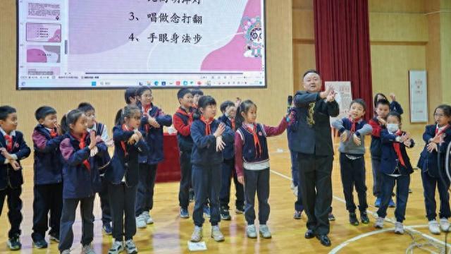 这位国家一级演员在华东师大二附中前滩学校“变脸”