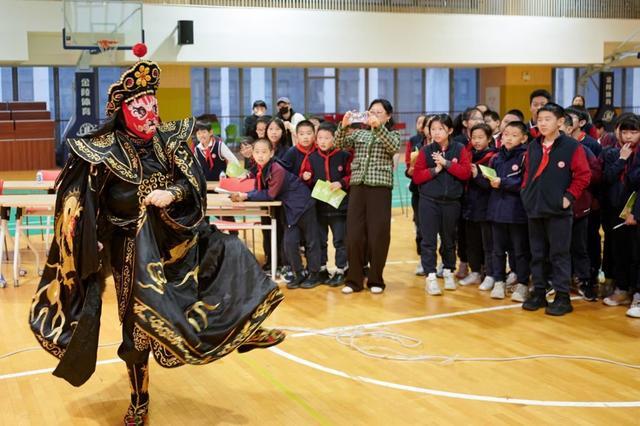 这位国家一级演员在华东师大二附中前滩学校“变脸”