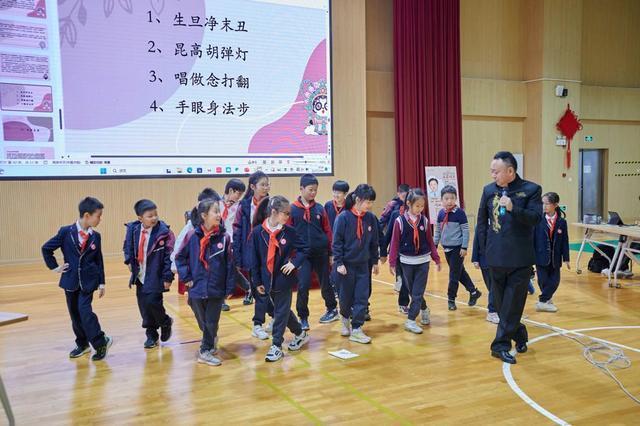 这位国家一级演员在华东师大二附中前滩学校“变脸”