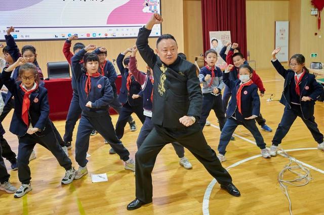 这位国家一级演员在华东师大二附中前滩学校“变脸”