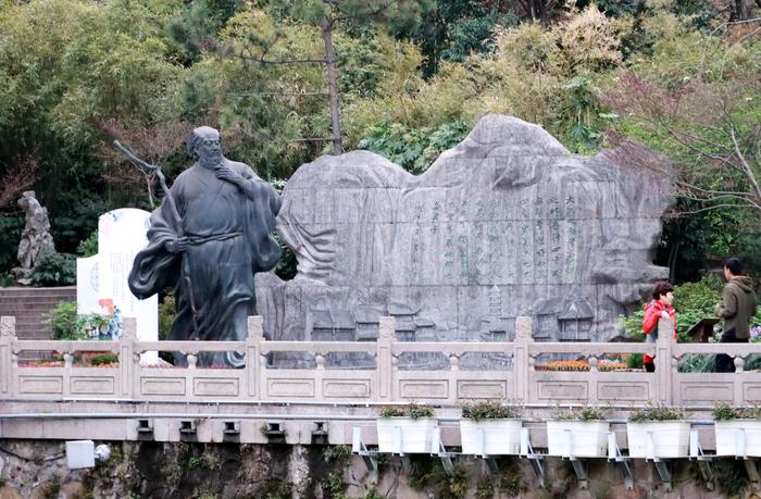 江苏常州,东坡公园仰苏阁古建筑附近的东坡雕像。图据:视觉中国