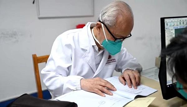 103岁名中医坚持坐诊手写方子，他说：我只是个“普通人”，长寿秘诀是“戆一点”