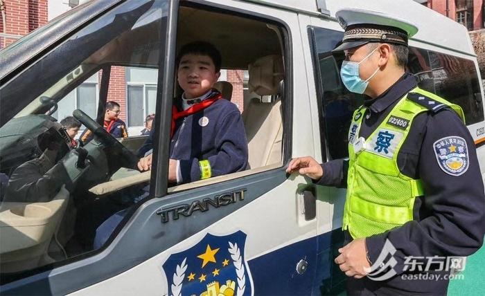副驾驶幼童被甩出后身亡！上海交警公布现场视频 这些交通安全细节不容忽视