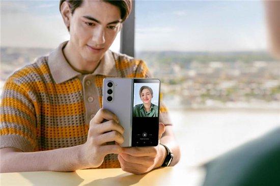 三星Galaxy Z Fold5立式交互拍摄 让手机摄影创意无限