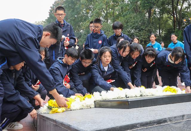 缅怀红岩英烈 沙坪坝区400余名青少年参加“11·27”烈士殉难74周年纪念活动