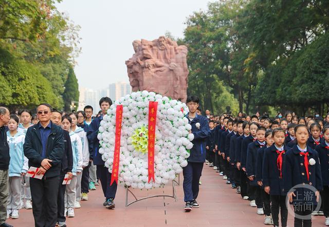 缅怀红岩英烈 沙坪坝区400余名青少年参加“11·27”烈士殉难74周年纪念活动