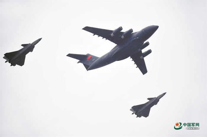 11月23日,空军两架歼-20为接迎烈士遗骸回国的运-20护航。新华社发