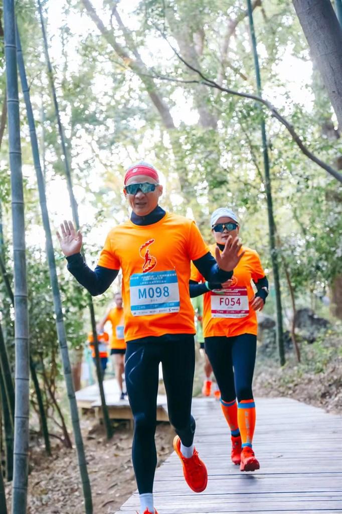 登山新体验 首场室外登高赛在上海佘山国家森林公园鸣笛开跑