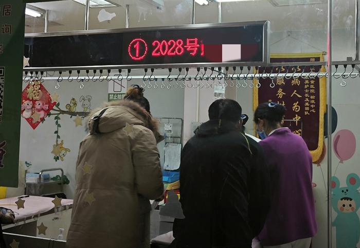 图：11月25日凌晨1点，北京儿童医院输液中心 张英/摄