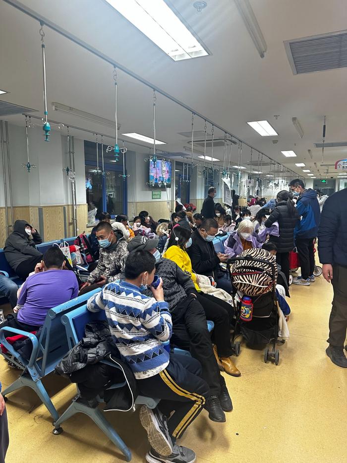 排队到1000多号！记者实拍北京儿童医院就诊高峰