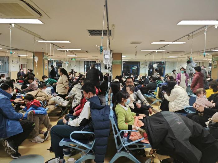 图：11月23日晚11点，北京儿童医院输液中心 张英/摄