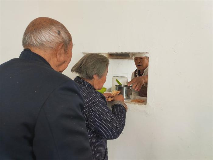 吃上热乎饭、暖心饭！河北临城县“小饭票”巧解老人吃饭难