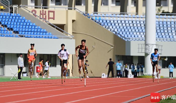 实拍海南省第七届少数民族传统体育运动会高脚竞速比赛瞬间