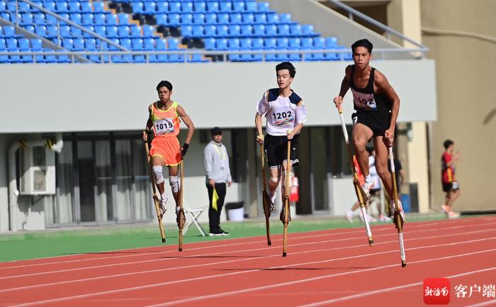 实拍海南省第七届少数民族传统体育运动会高脚竞速比赛瞬间