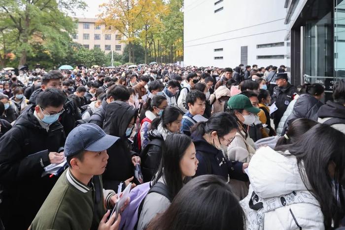 225万人参加“国考”，报名人数增加40多万！考研报名减少36万人，网友：不考研的去考公了吗？