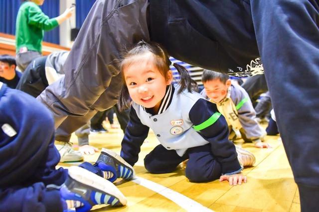 拔河、钻洞、接力跑……这场亲子运动会“爸”气十足